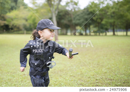女孩穿著執法警察服裝 24975906