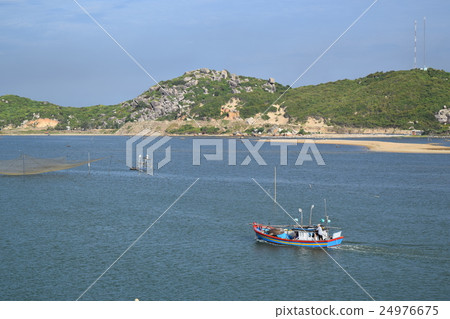 traditional fishing boats in the sea of Vietnam 24976675