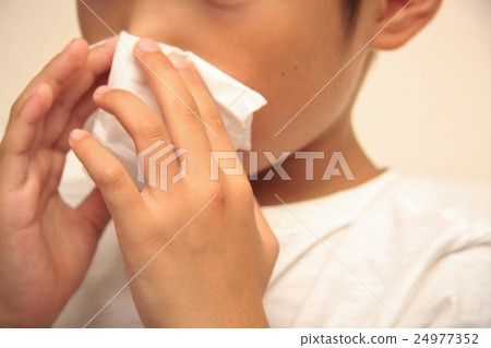 男孩嚼著鼻子 24977352