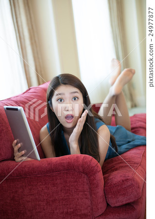 年輕的女士如何度過你的假期生活方式假日旅行SNS平板電腦購物 24977877