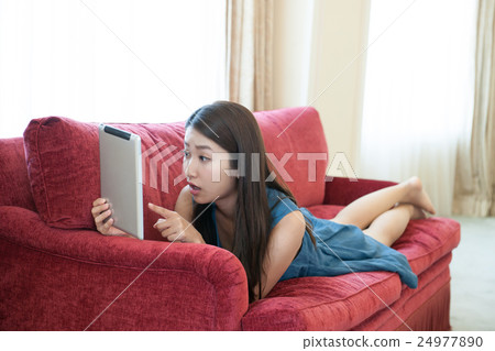 年輕的女士如何度過你的假期生活方式假日旅行SNS平板電腦購物 24977890