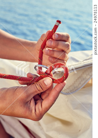 Process of knitting Bowline 24978113