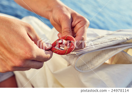 Process of knitting Bowline 24978114