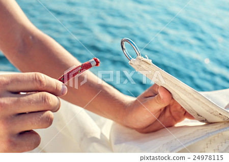 Process of knitting Bowline 24978115