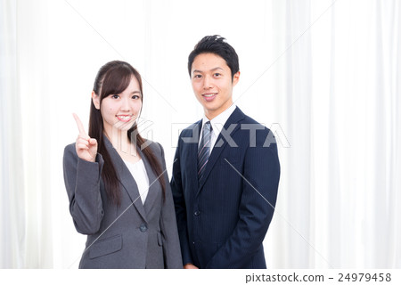 男性和女性商人,指點 男性和女性商人,指點 24979458