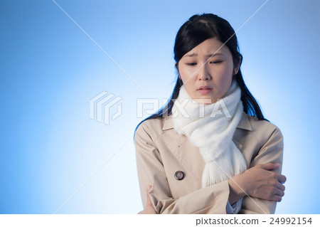 Woman, trench coat, scarf, cold, trembling, warming, breathtaking, blue back 24992154