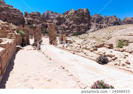 Jordanian desert at Petra 24998935