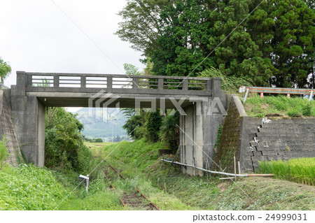 在Minami-Aso水出生的村莊白水高原駐地附近的一座樑橋 24999031