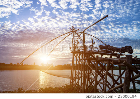 Silhouette of bamboo machinery in the lake. 25000194