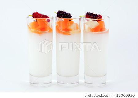 Jelly Pudding and Fruit cocktail. Jelly Pudding and Fruit cocktail. 25000930