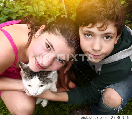 teen siblings boy and girl with cat 25001906