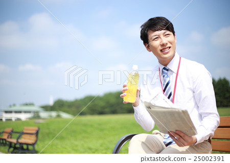 Businessman (male salaried worker 30's office worker bench chair sitting park sunny suit newspaper) Businessman (male salaried worker 30's office worker bench chair sitting park sunny suit newspaper) 25002391