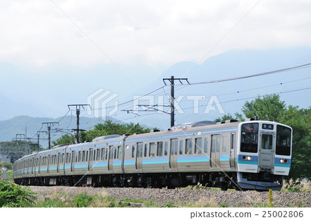 211系列普通列車經過中央線觀看朦朧的南阿爾卑斯山脈 25002806