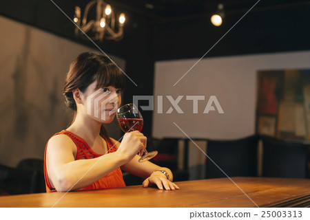 Women drinking in a bar 25003313