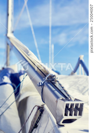 Rope chekel on the boom fix a mainsail 25004007