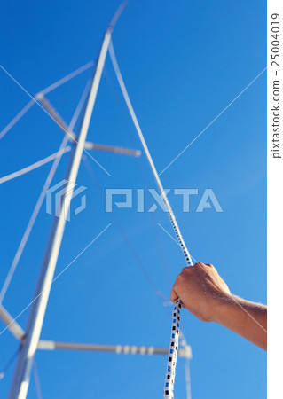 Preparation of the mainsail halyard 25004019