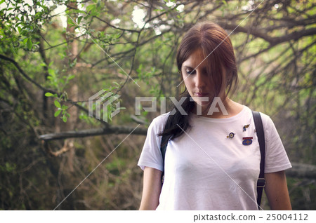Portrait of young woman in the forest 25004112