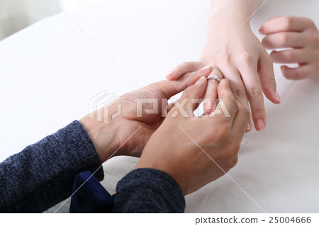 在配件訂婚戒指的手中 25004666