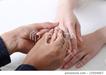 在配件訂婚戒指的手中 在配件訂婚戒指的手中 25004667