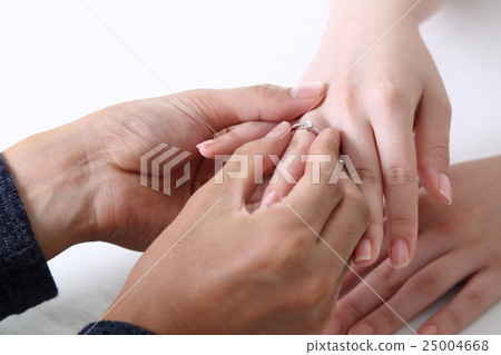 在配件訂婚戒指的手中 25004668