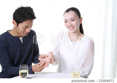 A man who propose A man who propose 25004671