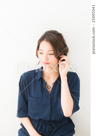 一個20多歲的女人,帶著思考的表情 一個20多歲的女人,帶著思考的表情 25005041