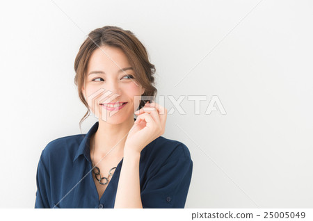 微笑的女人撫摸她的頭髮 25005049