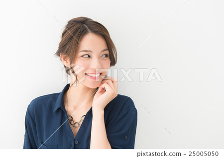 微笑的女人撫摸她的頭髮 微笑的女人撫摸她的頭髮 25005050