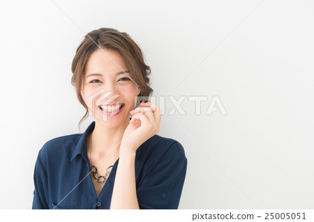 一名婦女的畫像她二十微笑的 一名婦女的畫像她二十微笑的 25005051