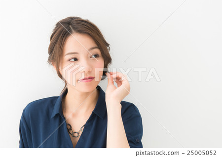 一個20多歲的女人，帶著思考的表情 25005052