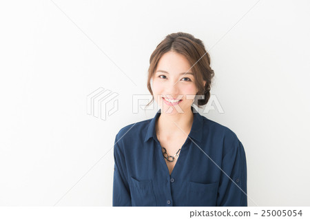 A woman in her 20s smiling at the camera A woman in her 20s smiling at the camera 25005054