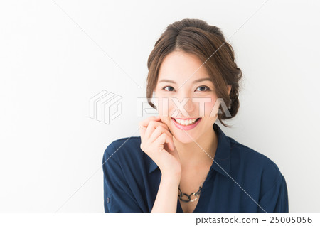 一名婦女的畫像她二十微笑的 一名婦女的畫像她二十微笑的 25005056
