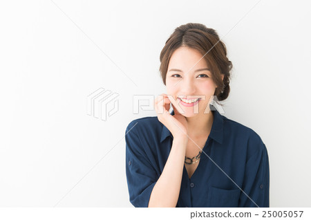 一名20多歲的女性,穿著海軍服 一名20多歲的女性,穿著海軍服 25005057