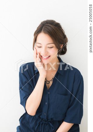 一名 20 多歲的女性,身穿海軍藍襯衫 一名 20 多歲的女性,身穿海軍藍襯衫 25005058
