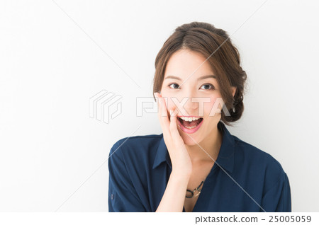 一個20多歲的女人,表情驚訝 一個20多歲的女人,表情驚訝 25005059