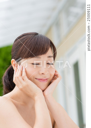 Middle Beauty Image Middle Beauty Image 25009111