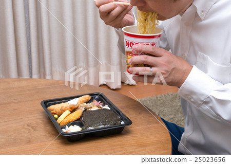 Single-person assignment meal image (convenience box lunch and cup noodle) 25023656