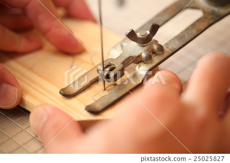 Using wood saws to create woodworking 25025827