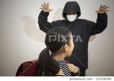 一名可疑人和小學學生的女孩罪行圖像 25026896