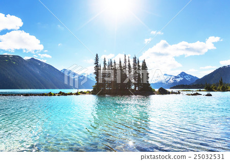 Alpine lake 25032531