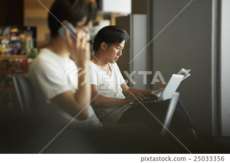 一個在機場開會的男人 25033356