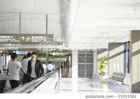 Men walking in the airport 25033362