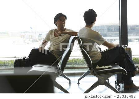 等待離開的一個人在機場 等待離開的一個人在機場 25033498