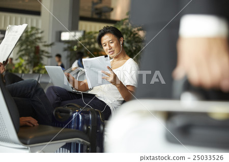 A man waiting for departure at the airport 25033526