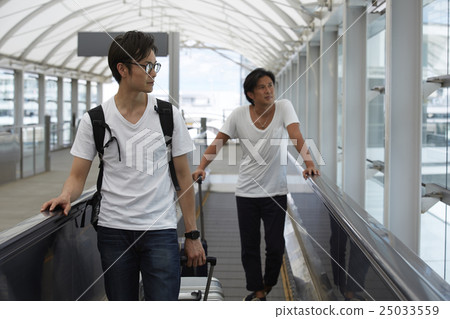 等待離開的一個人在機場 25033559