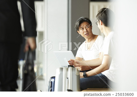 一個在機場開會的男人 25033600