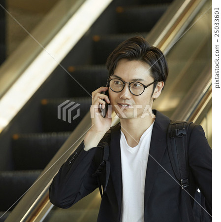 等待離開的一個人在機場 25033601