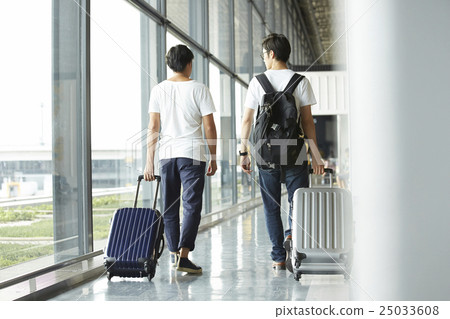 Men walking in the airport Men walking in the airport 25033608
