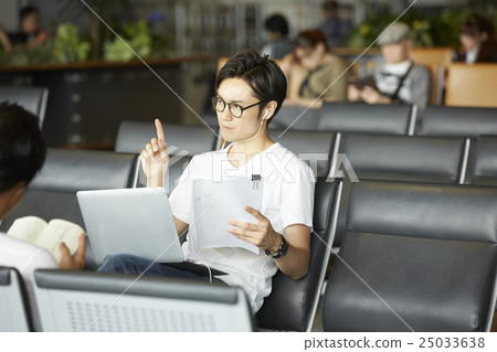 等待離開的一個人在機場 25033638