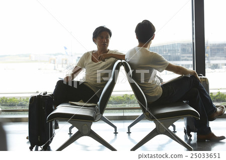 A man waiting for departure at the airport 25033651